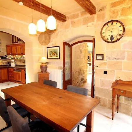 فيلة 3 Bedroom Farmhouse *