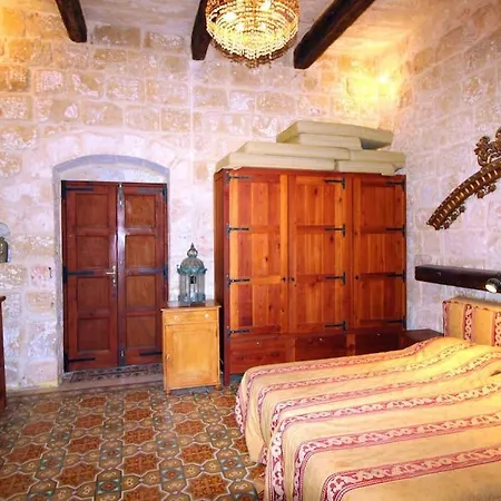 3 Bedroom Farmhouse וילה